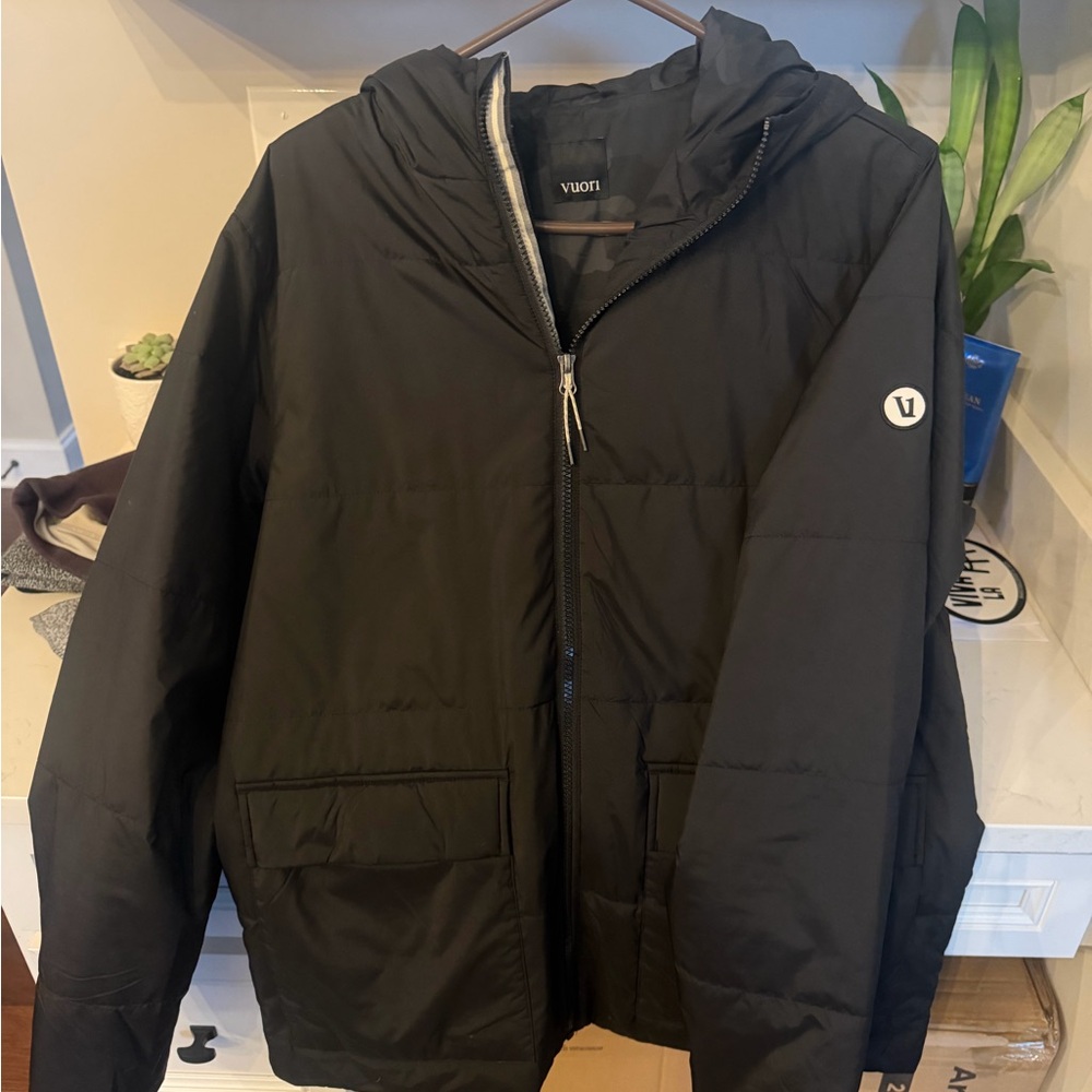 Vuori Men's Dark Puffer Jacket